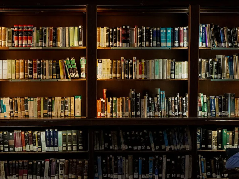 Sala de lectura de una biblioteca con estanterías iluminadas